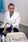 Médico de Podiatria usando scanner de ultra-som — Fotografia de Stock