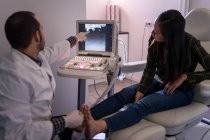 Лікар подіатрії з використанням ультразвукового сканера — стокове фото