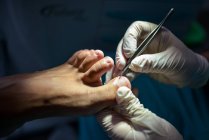 Процедура ортопеда с пациентом — стоковое фото