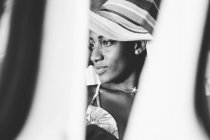 Щаслива афроамериканка сидить за кермом. — стокове фото