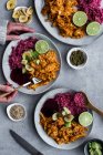 Teller mit rotem Quinoa und Hühnercurry — Stockfoto