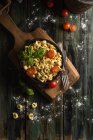 Raviolis caseros con albahaca y tomates - foto de stock
