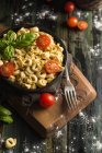 Ravióli caseiro com manjericão e tomate — Fotografia de Stock
