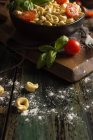 Hausgemachte Ravioli mit Basilikum und Tomaten — Stockfoto