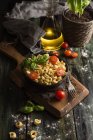 Raviolis caseros con albahaca y tomates - foto de stock