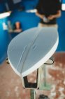 Обрезанное изображение мастера, делающего доску для серфинга в мастерской — стоковое фото