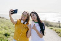 Meninas alegres tomando selfie fora — Fotografia de Stock