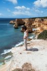 Невідома жінка стоїть на скелі біля моря — стокове фото