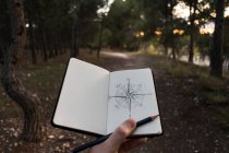 Erntereisende zeichnen Kompass über die Natur — Stockfoto