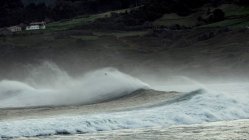 Ondas ásperas batendo no cais durante a maré — Fotografia de Stock