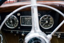 Frammento di volante in metallo e cruscotto di vecchia automobile classica — Foto stock