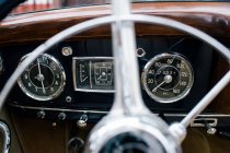 Fragmento do volante metálico e painel de instrumentos do velho automóvel clássico — Fotografia de Stock