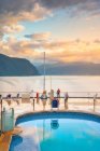 Дивовижний басейн з прозорою чистою водою, що відбиває блакитне хмарне небо на яхті в спокійному морі в Норвегії. — стокове фото