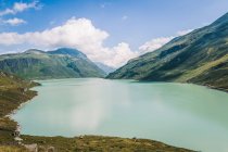 Пейзаж с уединенным чистым озером с голубой водой в окружении холмов в сельской местности Австрии — стоковое фото