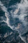 Montagnes forestières mystérieuses à feuilles persistantes sous une brume nuageuse et brumeuse en Autriche — Photo de stock