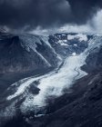 Grauer bewölkter Himmel über rauem, schneebedecktem Bergrücken am bewölkten Tag in Österreich — Stockfoto