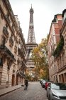 Blick auf die Eiffelrundfahrt von der Straße von Paris im Herbst — Stockfoto