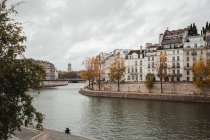 Blick auf alte Gebäude und Fluss von der Uferpromenade Frankreichs im Herbst — Stockfoto