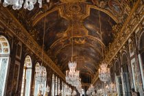 Pintura teto com afresco e lustre no palácio de Paris — Fotografia de Stock