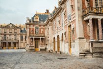 Барвистий палац похилого віку на вулиці Парижа. — стокове фото
