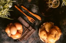 Tisch mit Produkten zur Nahrungsmittelherstellung — Stockfoto