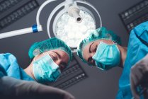 Жінки, які проводять операцію в лікарні разом — стокове фото