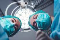Женщины, проводящие операции в больнице вместе — стоковое фото