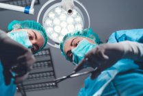 Women performing surgery in hospital together — Stock Photo
