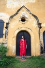 Curioso turista femminile in abito visite vecchio edificio — Foto stock