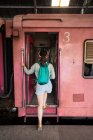 Vista posteriore del viaggiatore in abbigliamento casual treno del veicolo di imbarco alla stazione ferroviaria di Colombo in Sri Lanka — Foto stock