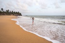 Мирная женщина на одиноком побережье — стоковое фото