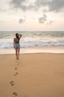 Мирная женщина на одиноком побережье — стоковое фото