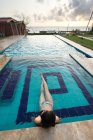 Vue arrière de la femme en maillot de bain se relaxant dans la piscine à l'hôtel Negombo Beach au Sri Lanka — Photo de stock