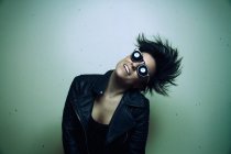 Сильна молода жінка-рокер в шкіряній куртці в студії — стокове фото