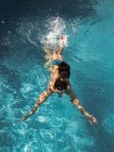 Padre e figlia nuotano in piscina — Foto stock