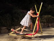Девушка играет на ступеньках на пляже — стоковое фото