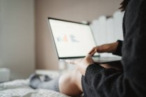 Cortar jovem mulher digitando no laptop enquanto estuda e coloca em b — Fotografia de Stock