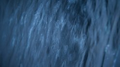 Краплі води на синьому фоні — стокове фото