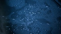 Капли воды на голубом фоне — стоковое фото