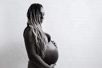 Feliz mulher grávida afro-americana de mãos dadas na barriga — Fotografia de Stock