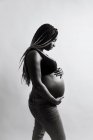 Feliz mulher grávida afro-americana de mãos dadas na barriga — Fotografia de Stock