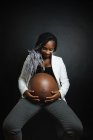 Afro-Américaine enceinte toucher le ventre — Photo de stock