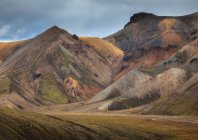 Vista panorámica de majestuosas y coloridas cordilleras en un día nublado en Islandia - foto de stock