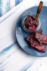 Cioccolato fatto in casa gustoso sul piatto sul tavolo — Foto stock