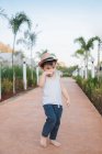 Asiatisches Kind läuft barfuß auf der Straße — Stockfoto