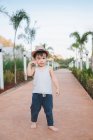 Ásia criança andando descalço no rua — Fotografia de Stock