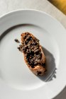 Відкритий бутерброд з коричневим соусом на тарілці — стокове фото