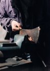 Crop artisan vérifier hache dans l'atelier — Photo de stock