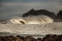 Rough waves crashing on pier during tide — Stock Photo