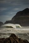 Грубі хвилі розбиваються на пірсі під час припливу — стокове фото